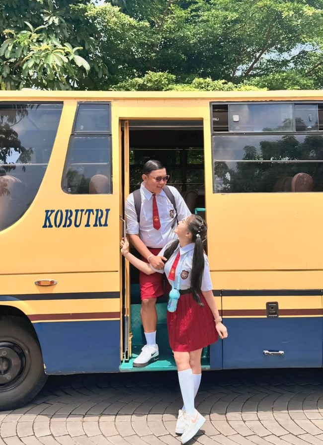 Banyak netizen yang ikut terhibur melihat gaya nyeleneh Denny dan Bella. Mereka pun ikut memberikan komentar nyeleneh di unggahan tersebut. Pantesan cunda kon dadi dokter, pak mboke podo2 pasien, komentar salah seorang netizen. Gustii Ono ae gebrakane wong 2 Iki, komentar lainnya. Foto: Instagram/@denny_caknan