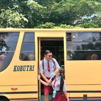 Banyak netizen yang ikut terhibur melihat gaya nyeleneh Denny dan Bella. Mereka pun ikut memberikan komentar nyeleneh di unggahan tersebut. Pantesan cunda kon dadi dokter, pak mboke podo2 pasien, komentar salah seorang netizen. Gustii Ono ae gebrakane wong 2 Iki, komentar lainnya. Foto: Instagram/@denny_caknan