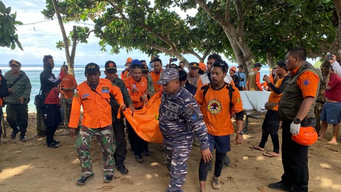 Dua jasad santri yang terbawa ombak Pantai Balekambang ditemukan