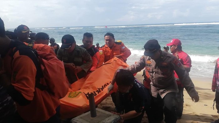 Dua jasad santri yang terbawa ombak Pantai Balekambang ditemukan