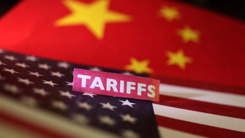 U.S. and Chinese flags and a tariffs label are seen in this illustration taken April 10, 2025. REUTERS/Dado Ruvic/Illustration