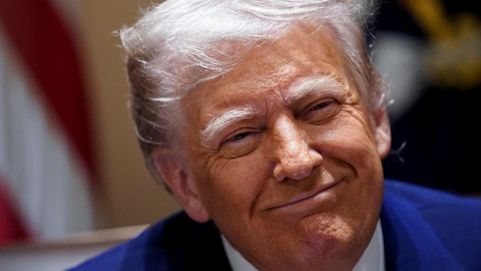 Emosi Trump ke China Belum Reda, Kini Patok Tarif Impor 145% U.S. President Donald Trump attends a cabinet meeting at the White House in Washington, D.C., U.S., April 10, 2025. REUTERS/Nathan Howard