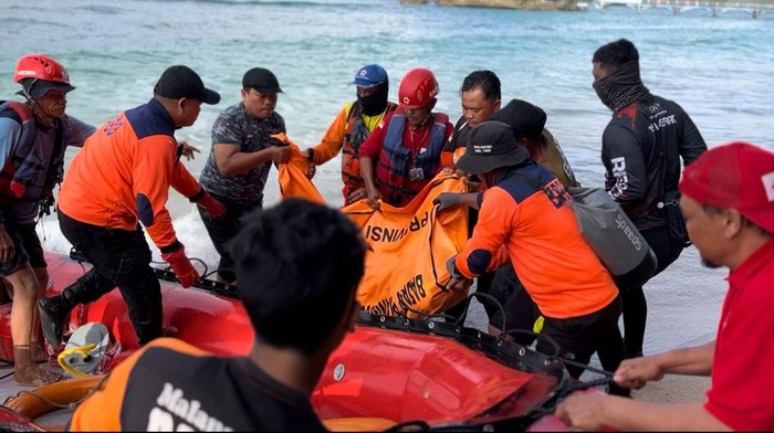 Evakuasi santri hanyut di Pantai Balekambang Malang