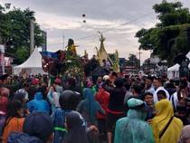Semaraknya Grebeg Ketupat Syawal Kota Batu di Tengah Guyuran Hujan