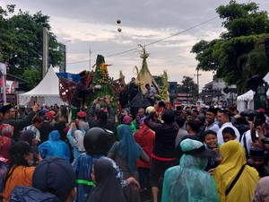 Semaraknya Grebeg Ketupat Syawal Kota Batu di Tengah Guyuran Hujan