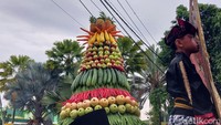 Terlihat masyarakat dan wisatawan antusias menyaksikan setiap penampilan demi penampilan dalam festival tersebut.