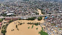Air yang deras menghanyutkan mobil-mobil dan menggenangi rumah-rumah saat banyak penduduk terbangun dan mendapati lingkungan mereka telah berubah. Pemerintah setempat belum melaporkan korban jiwa. 