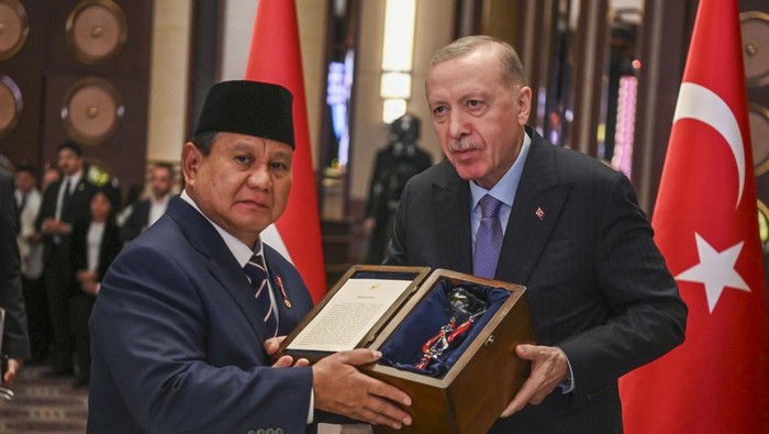 Presiden Prabowo Subianto (kedua kiri) dan Presiden Turki Recep Tayyip Erdogan (ketiga kiri) berjabat tangan dengan mahasiswa Indonesia yang bersekolah di Turki saat jamuan makan malam di Istana Kepresidenan Turki, Ankara, Turki, Kamis (10/4/2025).  ANTARA FOTO/Galih Pradipta/nz
