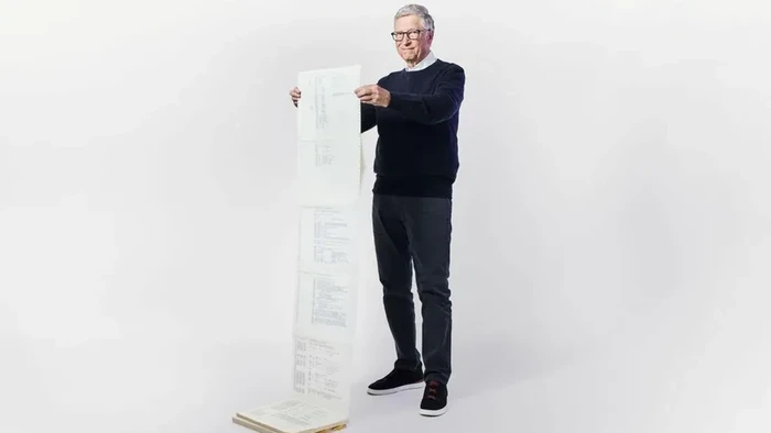 Sebagai founder Microsoft, Bill Gates membagikan tampilan source code original. Terlihat tumpukan kertas tebal dan panjangan yang dia pamerkan.