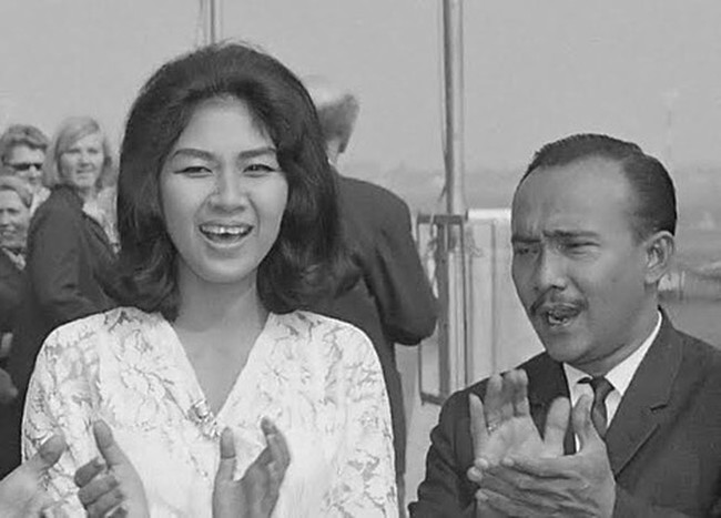 Pada akhir 1960-an, Titiek mencoba peruntungannya di dunia akting. Dalam foto jadulnya bersama ikon perfilman Tanah Air, Bing Slamet (1927-1974), ini, tampak Titiek memancarkan aura bintang filmnya dengan gaya rambut bouffant yang populer pada era 1970-an.  (Foto: Instagram/@titiekpuspa_official)