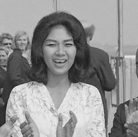 Pada akhir 1960-an, Titiek mencoba peruntungannya di dunia akting. Dalam foto jadulnya bersama ikon perfilman Tanah Air, Bing Slamet (1927-1974), ini, tampak Titiek memancarkan aura bintang filmnya dengan gaya rambut bouffant yang populer pada era 1970-an.  (Foto: Instagram/@titiekpuspa_official)