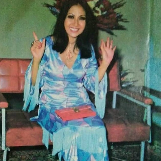 Sembari menyicip dunia seni peran, Titiek juga semakin menjelma sebagai diva panggung sejati. Penyanyi sekaligus pencipta lagu ini mulai bereksperimen dengan warna-warna mencolok, busana bermotif geometris, dan gaun-gaun glamor berpayet khas era disko. (Foto: Instagram/@titiekpuspa_official)