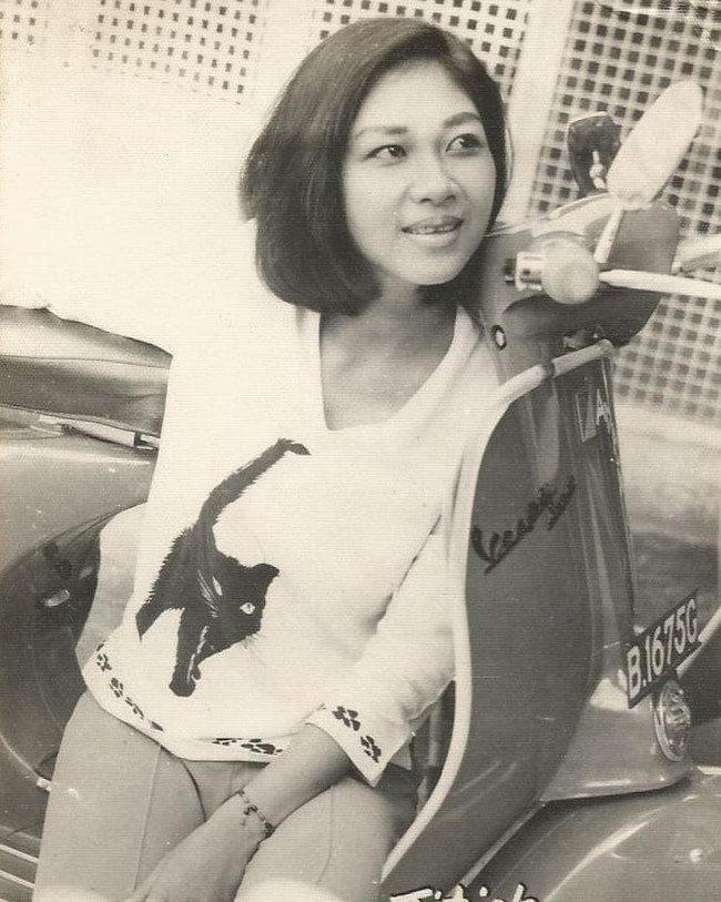 Ini salah satu potret masa muda Titiek Puspa yang sempat diunggah di Instagram resminya. Titiek yang mengawali kariernya pada awal 1950-an sebagai penyanyi muda di radio tampak memakai atasan putih berkerah V yang dihiasi gambar kucing hitam serta aksentuasi berupa bordiran di bagian keliman. (Foto: Instagram/@titiekpuspa_official)