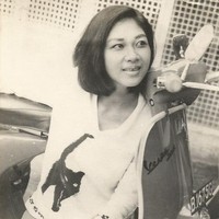 Ini salah satu potret masa muda Titiek Puspa yang sempat diunggah di Instagram resminya. Titiek yang mengawali kariernya pada awal 1950-an sebagai penyanyi muda di radio tampak memakai atasan putih berkerah V yang dihiasi gambar kucing hitam serta aksentuasi berupa bordiran di bagian keliman. (Foto: Instagram/@titiekpuspa_official)