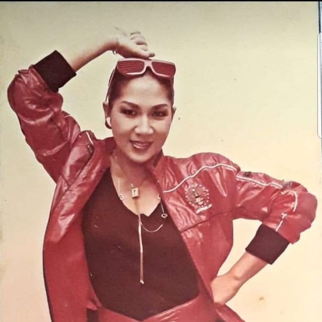 Penampilan Titiek Puspa selalu relevan dari satu ke dekade berikutnya. Seperti ketika masuk ke era 1980-an, Titiek mulai mengeksplorasi gaya kasual yang lebih boyish dengan gaya yang sporty dalam padanan busana oversized tapi tetap feminin dan glamor. (Foto: Instagram/@titiekpuspa_official)