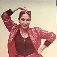 Penampilan Titiek Puspa selalu relevan dari satu ke dekade berikutnya. Seperti ketika masuk ke era 1980-an, Titiek mulai mengeksplorasi gaya kasual yang lebih boyish dengan gaya yang sporty dalam padanan busana oversized tapi tetap feminin dan glamor. (Foto: Instagram/@titiekpuspa_official)