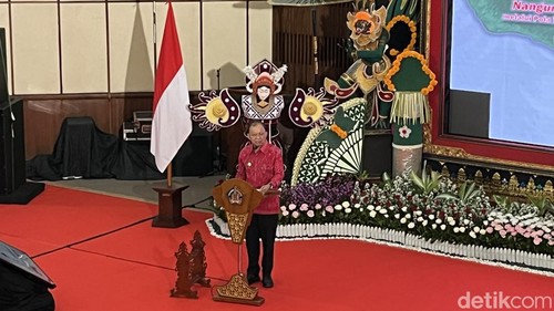 Gubernur Bali Wayan Koster saat memaparkan materi dalam Rapat Koordinasi Percepatan Pembangunan Bali di kantor Gubernur Bali, Jumat (11/4/2025).