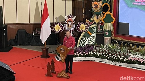 Gubernur Bali Wayan Koster saat memaparkan materi Percepatan Pembangunan Bali di Kantor Gubernur Bali, Jumat (11/4/2025). (Rizki Setyo)