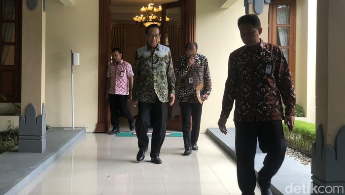 Gubernur DIY Sri Sultan Hamengku Buwono X dan Wali Kota Jogja Hasto Wardoyo seusai pertemuan di Kompleks Kepatihan Jogja, Jumat (11/4/2025).