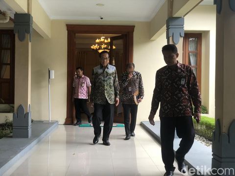 Gubernur DIY Sri Sultan Hamengku Buwono X dan Wali Kota Jogja Hasto Wardoyo seusai pertemuan di Kompleks Kepatihan Jogja, Jumat (11/4/2025).