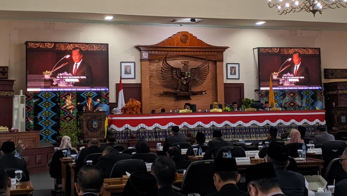 Gubernur NTB Lalu Muhamad Iqbal saat menyampaikan RPJMD dalam rapat paripurna di DPRD NTB, Jumat (11/4/2025).