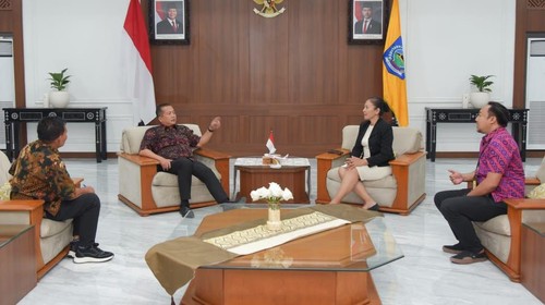 Gubernur NTB Lalu Muhamad Iqbal bersama Kepala Dinas Perhubungan Lalu Faozal saat bertemu perwakilan Lion Air.