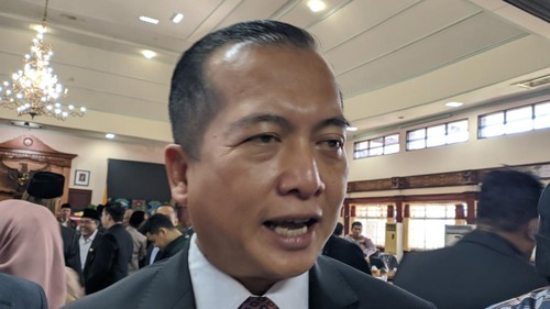 Gubernur NTB, Lalu Muhamad Iqbal, saat ditemui di kantor DPRD NTB, Jumat (11/4/2025). (Ahmad Viqi/detikBali)