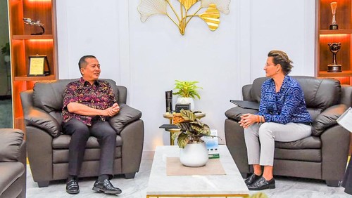 Gubernur Nusa Tenggara Barat Lalu Muhamad Iqbal saat menerima Konsul Jenderal Australia di Bali, Jo Stevens, di kantor Gubernur NTB, Kamis (10/42025). (Foto: Dok. Istimewa)