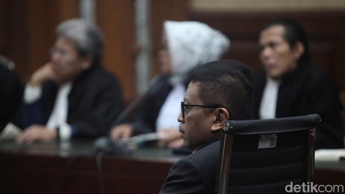 Hakim Tolak Eksepsi Hasto, Sidang Lanjut ke Pokok Perkara Majelis hakim menolak eksepsi atau nota keberatan Sekjen PDIP, Hasto Kristiyanto. Sidang kasus dugaan suap itu dilanjutkan ke tahap pembuktian.
