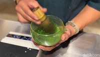 Secara keseluruhan, kafe ini mengusung konsep ala Jepang dengan bar yang terkesan clean. Foto: detikcom/Riska Fitria