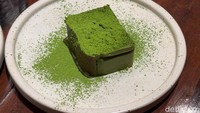 Kemudian ada Matcha Terrine seharga Rp 40.000. Dessert ini juga disajikan dengan topping matcha bubuk. Teksturnya lembut dan padat. Foto: detikcom/Riska Fitria