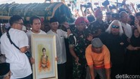 Jenazah Titiek Puspa tiba di TPU Tanah Kusir pukul 13.35 WIB. Jenazah datang menggunakan mobil ambulans dari rumah duka yang berada di kawasan Pancoran, Jakarta Selatan.  