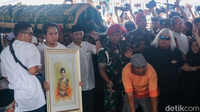 Musisi legendaris Titiek Puspa dimakamkan siang ini di TPU Tanah Kusir, Jakarta Selatan, Jumat (11/4/2025). Suasana haru tergambar saat prosesi pemakaman.