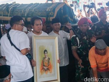 Haru Iringi Pemakaman Titiek Puspa