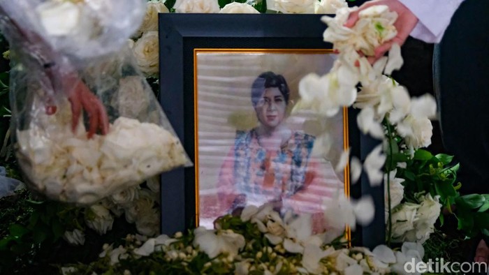 Musisi legendaris Titiek Puspa dimakamkan siang ini di TPU Tanah Kusir, Jakarta Selatan, Jumat (11/4/2025). Suasana haru tergambar saat prosesi pemakaman.