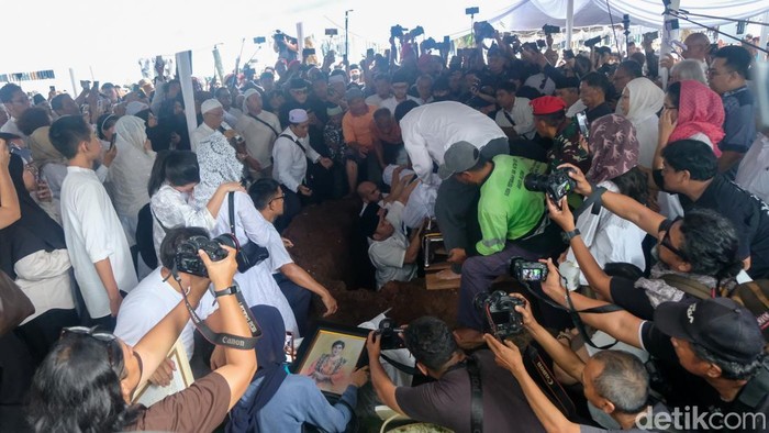 Musisi legendaris Titiek Puspa dimakamkan siang ini di TPU Tanah Kusir, Jakarta Selatan, Jumat (11/4/2025). Suasana haru tergambar saat prosesi pemakaman.