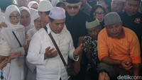 Saat tanah perlahan menutupi jenazah Titiek Puspa, terasa suasana haru dari keluarga yang berdiri mengelilingi makam.  