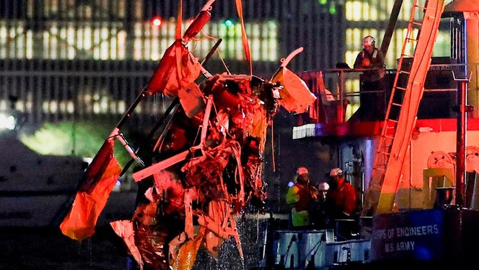 Helikopter Masuk Sungai di New York, Seluruh Penumpang Tewas People look on from a building as emergency personnel work at the scene of a helicopter crash on the Hudson River near lower Manhattan in New York, as seen from Newport, New Jersey U.S., April 10, 2025. REUTERS/Eduardo Munoz
