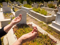 Doa Pendek Saat Ziarah Kubur untuk Orang Tua yang Sudah Meninggal