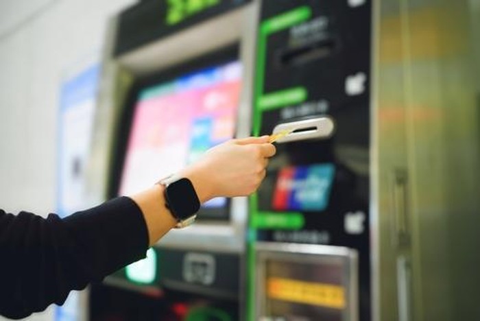 Ilustrasi transaksi di ATM