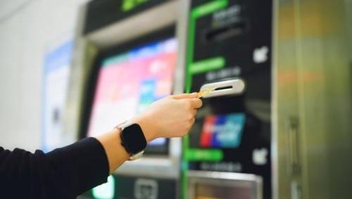 Ilustrasi transaksi di ATM