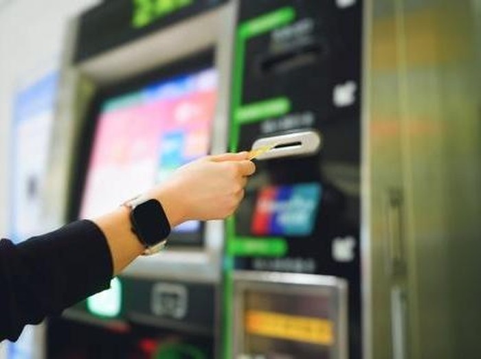 Ilustrasi transaksi di ATM