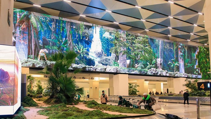 Instalasi seni di Bandara Soetta