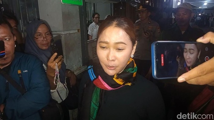 Inul Daratista di rumah duka Titiek Puspa.