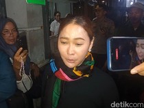 Duka Para Public Figure Beri Penghormatan Terakhir Untuk Titiek Puspa