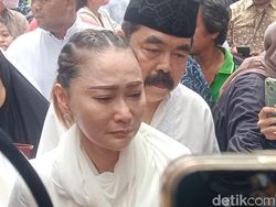 Video Air Mata Inul untuk Titiek Puspa: Saya Beruntung Dekat Sama Eyang