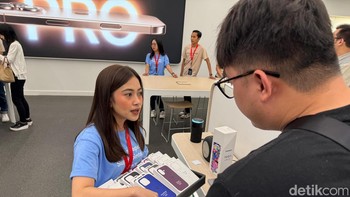 Acara first sale di iBox Lippo Mall Puri turut dimeriahkan dengan promo khusus, seperti diskon aksesori dan penawaran trade-in untuk pengguna yang ingin menukar iPhone lama mereka. Erajaya Group juga memastikan stok iPhone 16 series tersedia di berbagai kanal penjualan, baik offline maupun online melalui situs seperti Eraspace.com. Foto: Adi Fida Rahman/detikinet