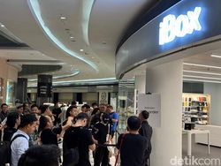 Keramaian Penjualan Perdana iPhone 16 di Indonesia