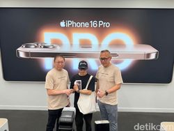 Keramaian Penjualan Perdana iPhone 16 di Indonesia