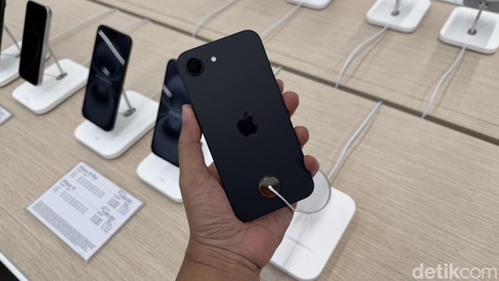 iPhone 16e